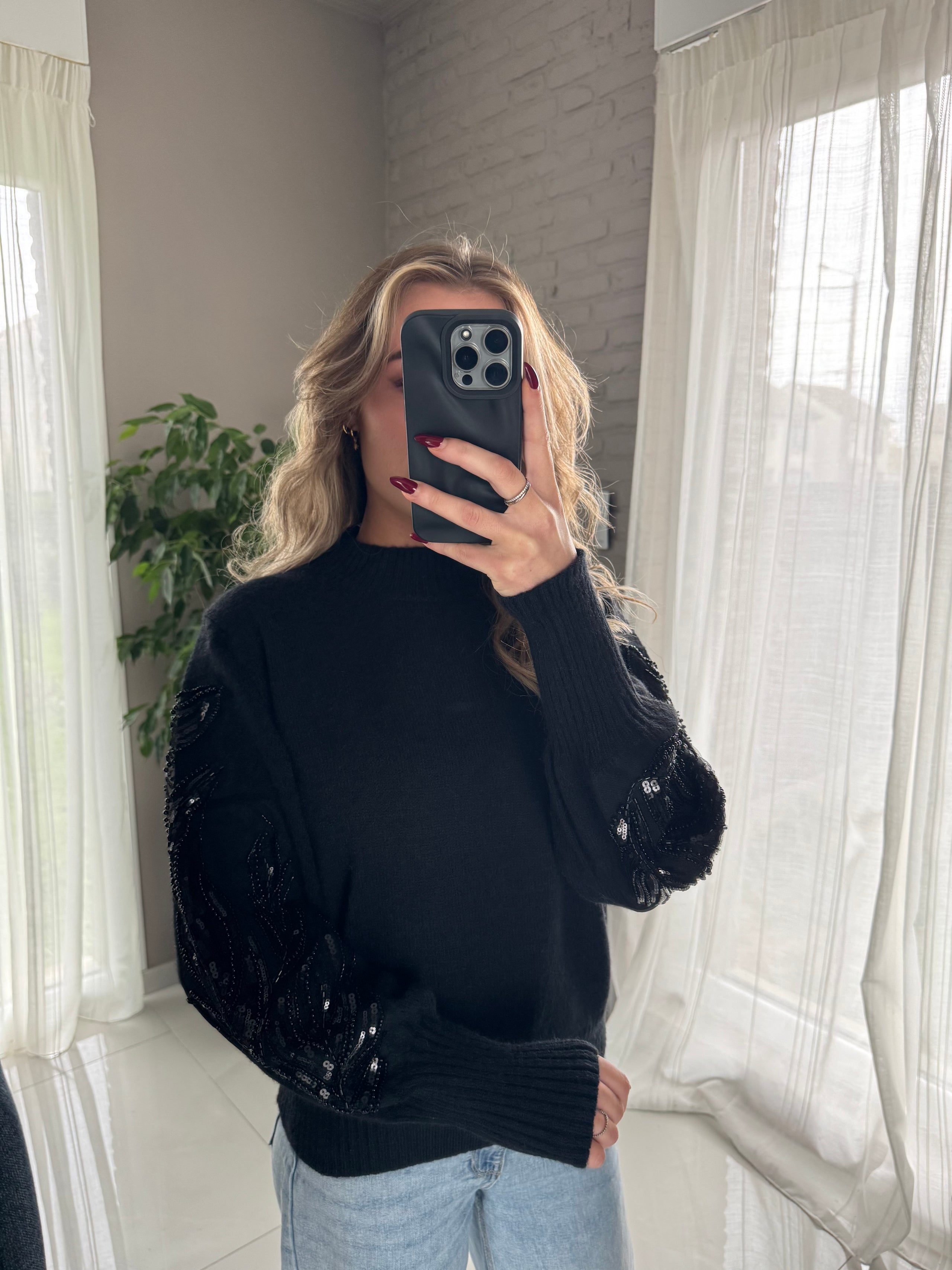 Pull noir détail manche