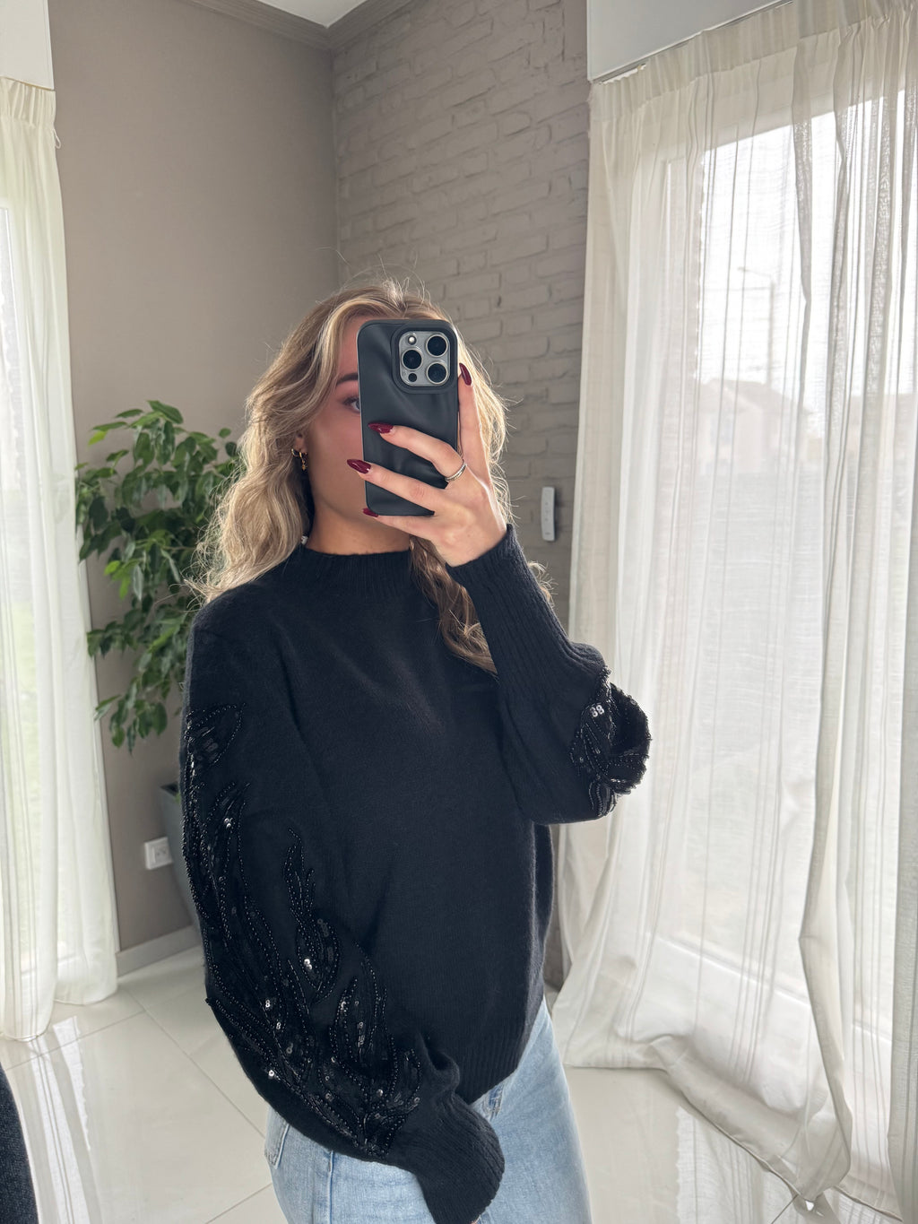 Pull noir détail manche