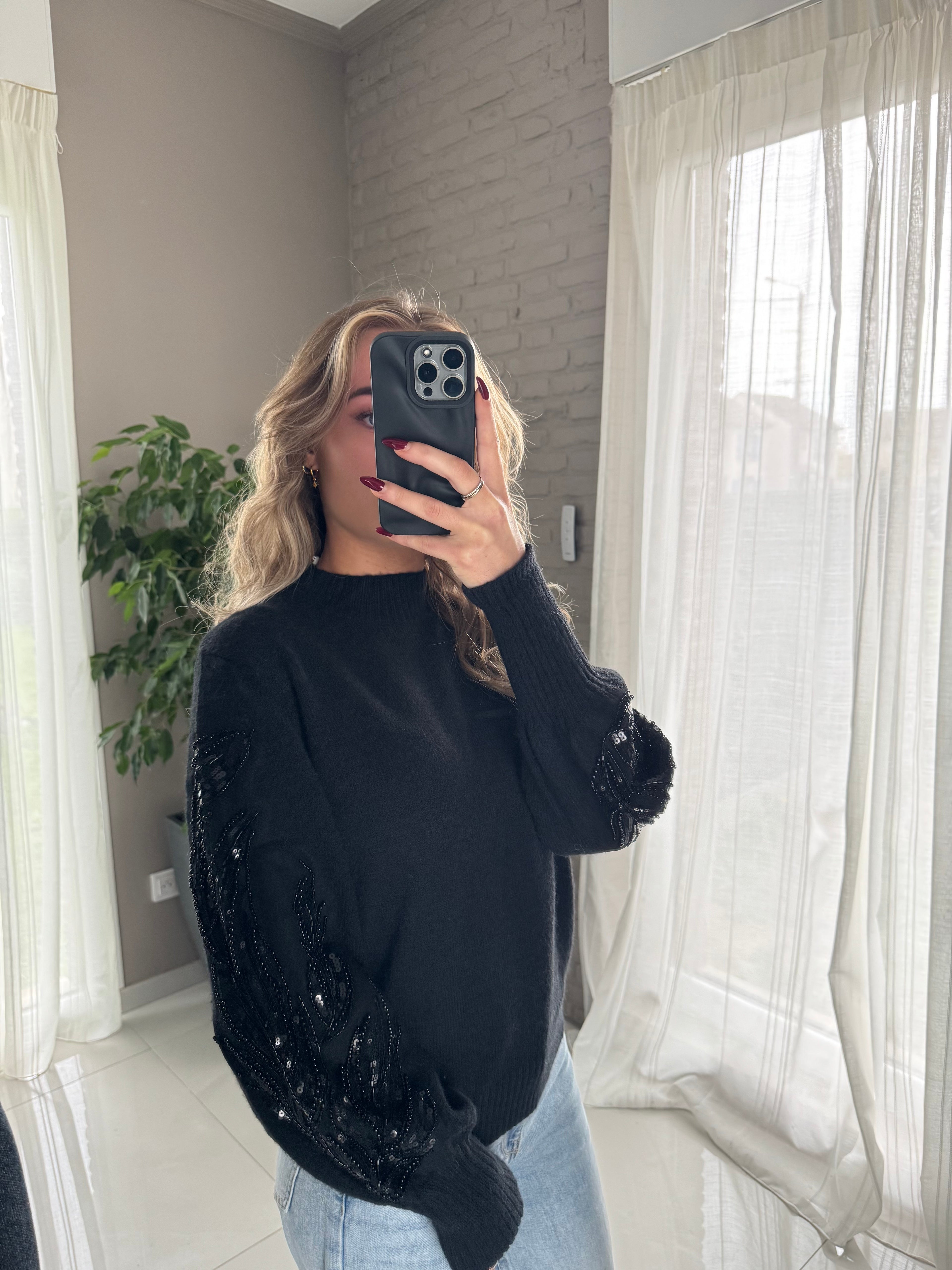 Pull noir détail manche