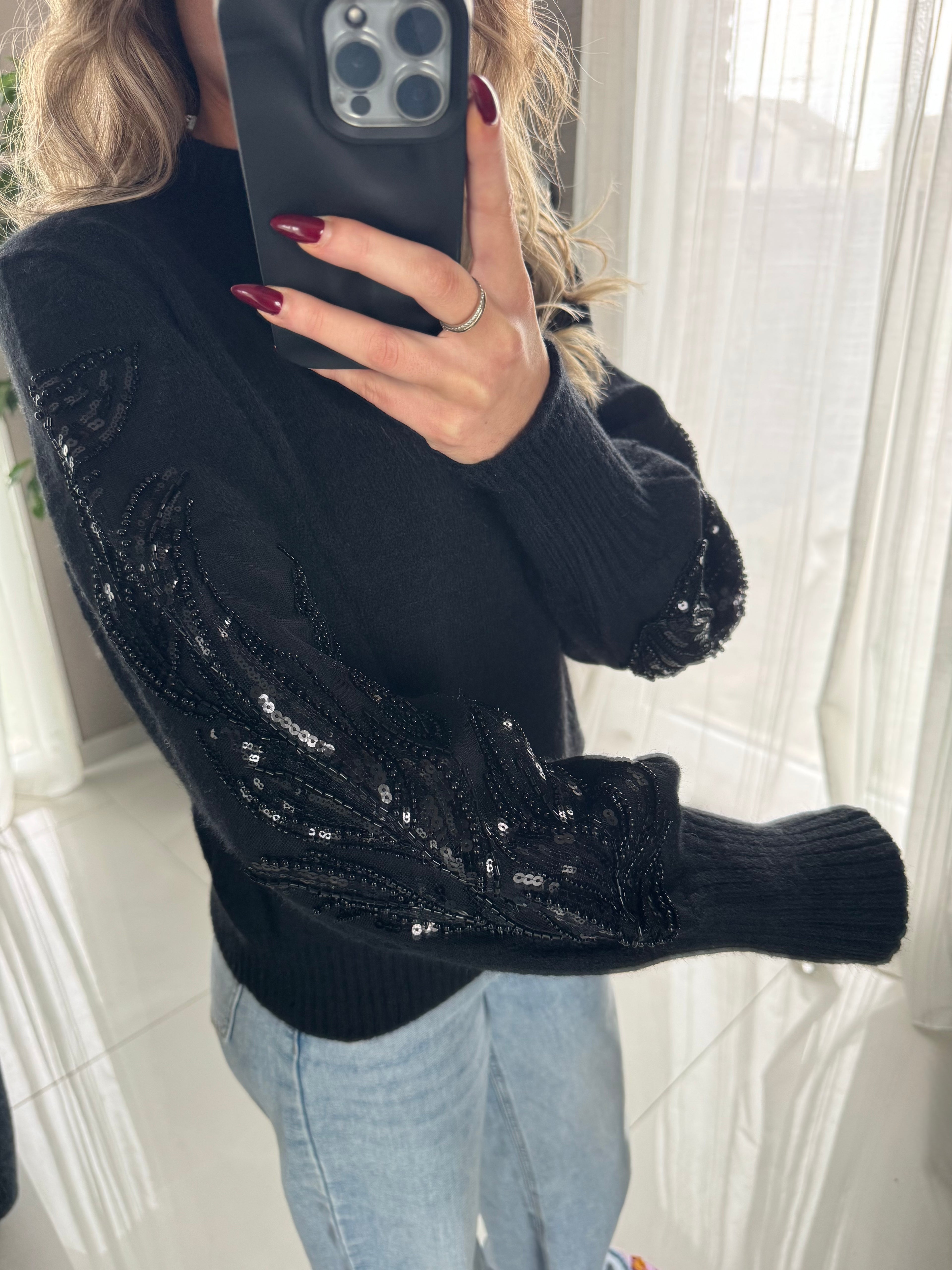 Pull noir détail manche