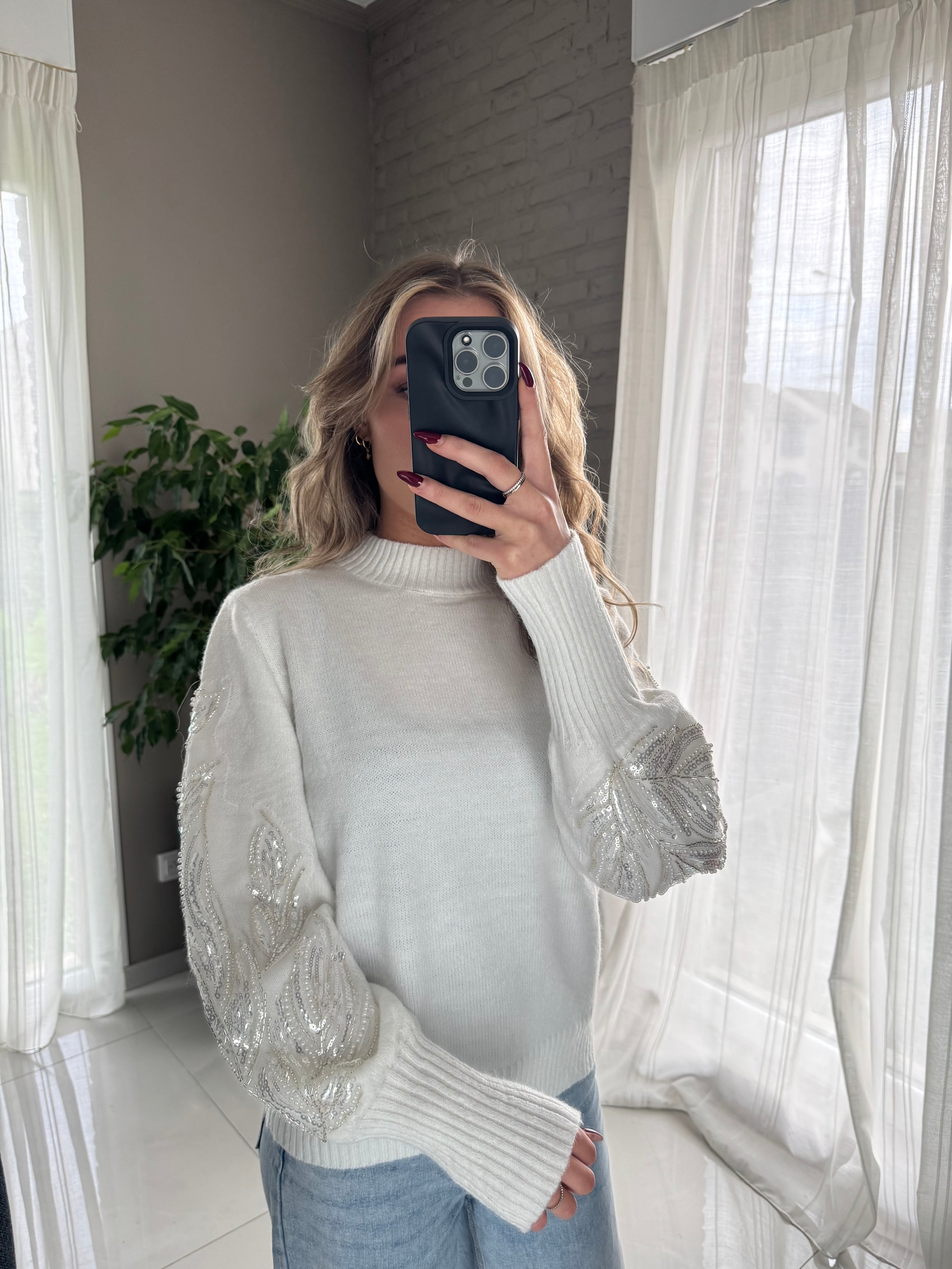 Pull blanc détail manche